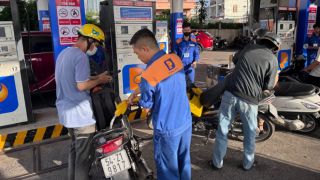 Giá xăng dầu hôm nay 16/7: E10 và RON 92 rẻ hơn đỉnh 10.000 đồng/lít, dầu diesel tăng, bảng giá đầy bình xe ga 150-160cc