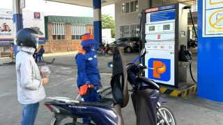 Giá xăng dầu trưa 17/7: RON 92, E10 và dầu diesel thay đổi theo hướng ‘không ai muốn’, giá lăn bánh VinFast VF 3 ra sao?