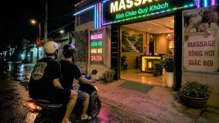 Vụ khách mát xa đánh vợ chồng chủ quán trọng thương: Đã rõ nguyên nhân ra tay
