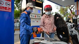 Giá xăng dầu hôm nay tối 17/7: Xăng E10 rẻ hơn các nước láng giềng, dầu diesel neo mức thấp