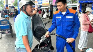 Giá xăng dầu hôm nay 21/7: E10 cách đáy không xa, RON 92 tụt tới 10.200 đồng/lít, bảng giá đầy bình xe ga 150-160cc