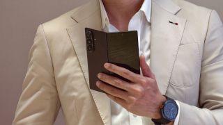 Trên tay Galaxy Z Fold8 Ultra: Không còn nếp gấp, pin lớn hơn, xứng danh là 'Vua gập' 2026