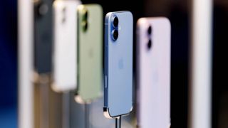 Apple 'vắt kệt' túi tiền iFan: iCloud+ vừa tăng giá, iPhone tiếp tục tăng sốc 11%