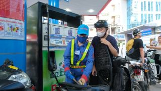 Giá xăng dầu trưa 23/7: E10 và RON 92 ‘rộng cửa’ về lại đáy, dầu diesel ‘rẻ như cho’, giá lăn bánh Toyota Corolla Cross
