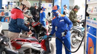 Giá xăng dầu chiều nay 24/7: Dầu diesel ở gần đáy, xăng RON 92 và E10 tụt gần 10.000 đồng/lít, giá lăn bánh Toyota Vios