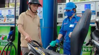 Giá xăng dầu hôm nay 25/7: E10 giảm 9.900 đồng/lít, RON 92 vẫn ở mức ‘rẻ như rau’, bảng giá đầy bình các mẫu xe ga 110cc