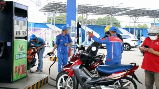 Giá xăng dầu trưa nay 24/7: RON 92 và E10 ‘rơi’ mất 9.200 - 9.900 đồng/lít, dầu diesel vẫn rẻ, giá lăn bánh Honda City