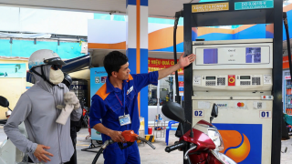 Giá xăng dầu hôm nay 25/7: Dầu diesel, xăng E10 tăng nhưng vẫn ở mức thấp, dầu thế giới giảm nhanh