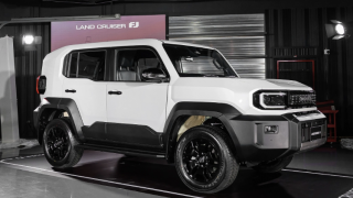 Toyota Land Cruiser FJ giá 1,198 tỷ đồng: Có đáng mua hơn Fortuner cho người mê off-road?
