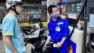 Giá xăng dầu hôm nay 31/7: Tăng cao chót vót, xăng RON 92 và E10 đều gần 23.000 đồng/lít, bảng giá đầy bình xe ga 110cc