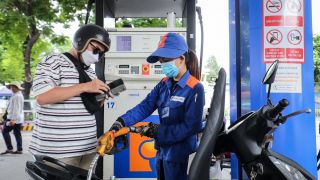 Giá xăng dầu hôm nay 2/8: E10 RON95 và E5 RON92 'lao dốc' 8.000 đồng từ đỉnh, Diesel cực rẻ, giá đầy bình xe máy Piaggio