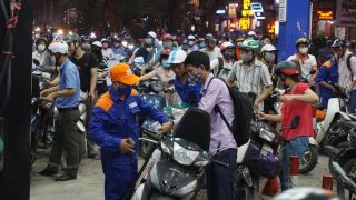 Giá xăng dầu tối nay 31/7: Xăng E10 sắp giảm cực sâu, RON 92 rẻ hơn đỉnh gần 8.000 đồng, bảng giá đầy bình xe ga 125cc