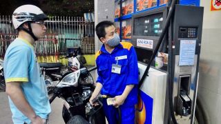 Giá xăng dầu hôm nay 3/8: E10 RON95 'rộng cửa' về 18.000 đồng, E5 RON92 và Diesel 'rẻ bèo', giá đầy bình xe máy Piaggio
