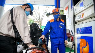 Giá xăng dầu hôm nay 3/8: Xăng E10 cách đáy 2.800 đồng, RON 92 sắp giảm chạm mức cực rẻ, giá lăn bánh VinFast VF 9