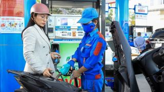 Giá xăng dầu hôm nay 4/8: Xăng E10 RON95 và E5 RON92 'rộng cửa' về 17.000 đồng, Diesel rẻ bèo, giá đầy bình xe máy Honda