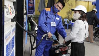 Giá xăng dầu trưa nay 3/8: Xăng E10 và RON 92 chỉ cách đáy 3.000 đồng/lít, dầu diesel ‘rẻ bèo’, giá lăn bánh Mazda CX-5