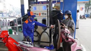 Giá xăng dầu chiều 23/7: Dầu diesel thấp hơn đỉnh 17.100 đồng, E10 và RON 92 cực rẻ, giá lăn bánh Toyota Corolla Cross