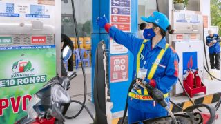 Giá xăng dầu hôm nay 5/8: RON 92 rẻ hơn đỉnh 7.700 đồng, E10 sắp xuống đáy mới ‘rẻ như cho’, giá đầy bình xe ga 110cc