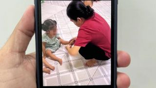 Camera hé lộ thêm tình tiết vụ bảo mẫu nghi bắn dây thun vào trẻ, một bé gái còn bị đánh vào đầu