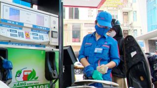 Giá xăng dầu chiều nay 28/7: Xăng RON 92 và E10 cùng giảm sâu, rẻ hơn đỉnh gần 10.000 đồng, giá lăn bánh VinFast VF 8