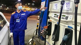 Giá xăng dầu tối nay 7/8: E10 lao dốc cách đáy 2.300 đồng, RON 92 rẻ hơn đỉnh 8.300 đồng, bảng giá đầy bình ô tô Mazda