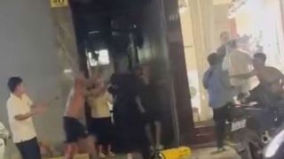 Hà Nội: 4 người cầm dao hỗn chiến giữa phố Huế, công an đưa cả nhóm về trụ sở