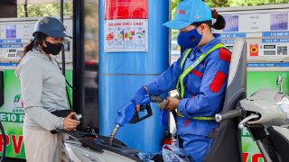 Giá xăng dầu hôm nay 9/8: E10 RON95 'sáng cửa' về 17.000 đồng, E5 RON92 dự báo 'rẻ như rau', giá đầy bình xe máy Honda