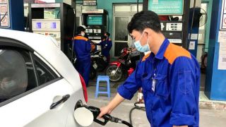 Giá xăng dầu hôm nay 10/8: Xăng E10 giảm sâu, chỉ còn cách đáy hơn 2.000 đồng, RON 92 ‘rẻ bèo’, giá đầy bình ô tô Honda