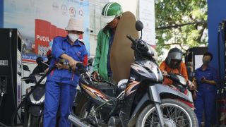 Giá xăng dầu tối nay 7/8: Xăng E10 giảm rẻ hơn đỉnh 9.086 đồng, RON 92 chỉ cách đáy 2.500 đồng, giá đầy bình xe ga 125cc