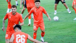 Quang Hải hứng chịu mưa chỉ trích trước trận gặp Malaysia, thủ quân ĐT Việt Nam bất ngờ nhận cú hích lớn