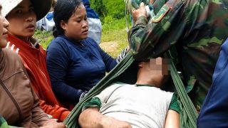 Phát hiện người đàn ông nguy kịch nằm giữa rừng, hiện trường phát hiện nhiều dấu chân đáng ngờ