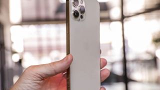 Giá iPhone 12 Pro Max tháng 8: Xuống giá thủng đáy, rẻ như máy cỏ, không quá thua iPhone 17 Pro Max