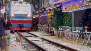 Thông tin bất ngờ về cô gái ngồi sát đường ray quay clip, bị tàu hỏa hất văng điện thoại tại Hà Nội