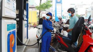 Giá xăng dầu tối nay 12/8: Xăng E10 sắp tụt ‘thủng đáy’, RON 92 rẻ hơn đỉnh gần 8.500 đồng, giá đầy bình xe ga 150-160cc