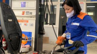 Giá xăng dầu trưa nay 12/8: Xăng E10 chỉ còn cách đáy chút ít, RON 92 sắp giảm về mức rất rẻ, bảng giá lăn bánh Kia K3
