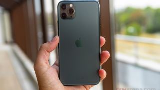 iPhone 11 Pro Max cực rẻ hôm nay, camera 3 mắt, màn OLED dùng sướng chẳng kém iPhone 17 mới nhiều