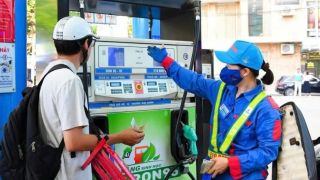 Giá xăng dầu hôm nay 14/8: Xăng E10 giảm ‘mất phanh’, RON 92 về gần mốc 19.000 đồng/lít, bảng giá đầy bình xe ga 125cc