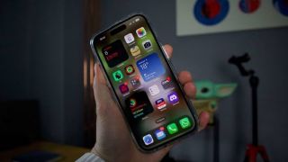 Mẫu iPhone này từng là vua màn 120Hz, thiết kế bỏ xa iPhone 17 Pro, giờ giá chỉ nhỉnh 10 triệu dễ mua