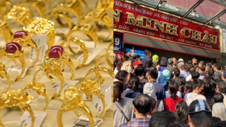Cập nhật giá vàng hôm nay chiều 15/8: Vàng trong nước bật tăng dữ dội, người mua hết sức thận trọng