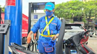 Giá xăng dầu hôm nay 16/8: Xăng E5 RON 92 giảm cắm đầu, E10 RON 95 rẻ hơn đỉnh 9.300 đồng, bảng giá đầy bình xe ga 125cc