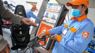 Giá xăng dầu hôm nay 16/8: E10 RON95 đã 'rộng cửa' về bờ 17.000 đồng/lít, E5 RON92 càng rẻ, giá đầy bình xe máy Piaggio