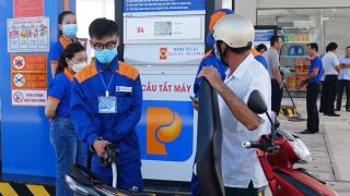 Giá xăng dầu hôm nay 17/8: Xăng E10 RON 95 giảm ‘đứt phanh’, E5 RON 92 xuống mức ‘rẻ như bèo’, giá lăn bánh VinFast VF 3