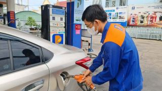 Giá xăng dầu trưa 16/8: Dầu diesel liên tục hạ, E10 và RON 92 rẻ hơn đỉnh 9.000 đồng, giá lăn bánh Toyota Corolla Cross