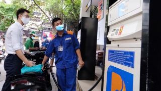 Giá xăng dầu chiều nay 17/8: Dầu diesel giảm liên tục, xăng RON 92 và E10 cách đáy 2.100 đồng, giá lăn bánh VinFast VF 8