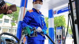 Giá xăng dầu hôm nay 18/8: E10 RON95 'sáng cửa' về 17.000 đồng, E5 RON92 chính thức 'về bờ', giá đầy bình xe máy Piaggio