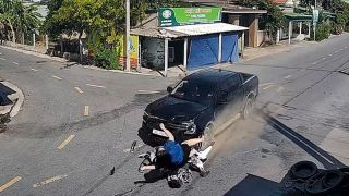 Hiện trường ô tô bán tải tông văng xe máy tại ngã tư Nghệ An, 2 người phụ nữ bị hất văng hiện ra sao?