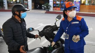 Giá xăng dầu tối nay 19/8: Xăng RON 92 giảm xuống mức rất rẻ, E10 cách đỉnh tận 9.301 đồng, bảng giá lăn bánh Mazda CX-5