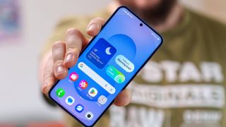 Chiếc Galaxy S nhỏ gọn full tính năng đáng mua nhất hiện nay, rẻ hơn iPhone 17 gần chục triệu đồng
