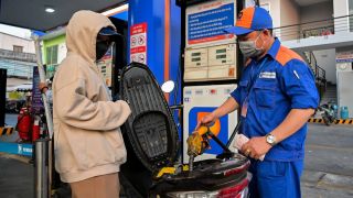Giá xăng dầu hôm nay 21/8: E10 RON95 và E5 RON92 'bay màu' 9.000 đồng từ đỉnh, Diesel rẻ bèo, giá đầy bình xe máy Yamaha