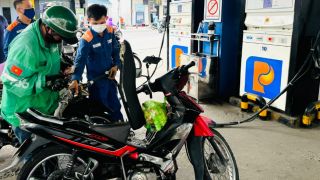 Giá xăng dầu trưa nay 20/8: Xăng RON 92 giảm về gần đáy, E10 rẻ hơn đỉnh gần 10.000 đồng, giá lăn bánh Hyundai Grand i10